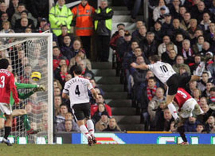 Heiðar skorar hér markið gegn Man Utd í gær eftir að hafa betur í baráttunni við Patrice Evra, varnarmann Man Utd.