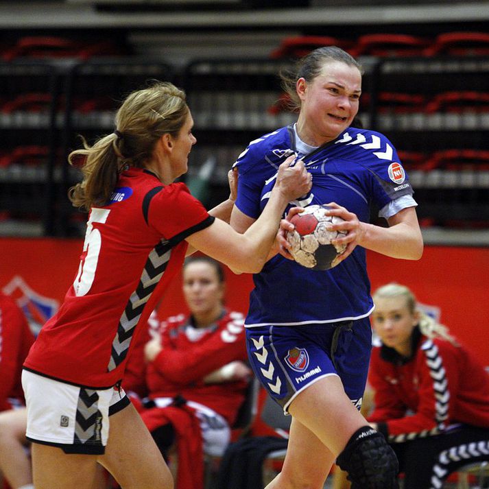 Rebekka Rut Skúladóttir verst hér Mariju Gedroit, sem skoraði ellefu mörk í leiknum í dag.