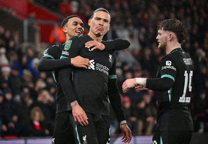 Darwin Nunez fagnar marki sínu með Trent Alexander-Arnold sem lagði upp markið fyrir hann.