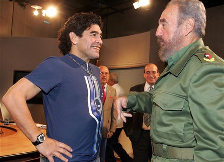 Diego Maradona og Fidel Castro, forseti Kúbu, í Havana í gær. Maradona ræddi við forsetann vegna sjónvarpsþáttar sem hann er með í Argentínu.