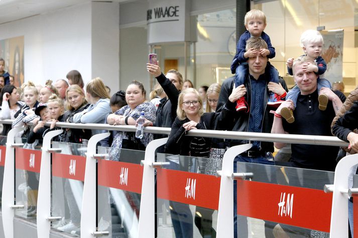 Greiningardeildin segir að dagleg velta H&M fyrstu dagana í Smáralind hafi verið um 28 milljónir króna.