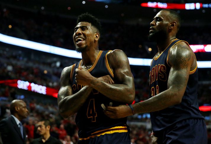 Iman Shumpert og LeBron James fagna í nótt.