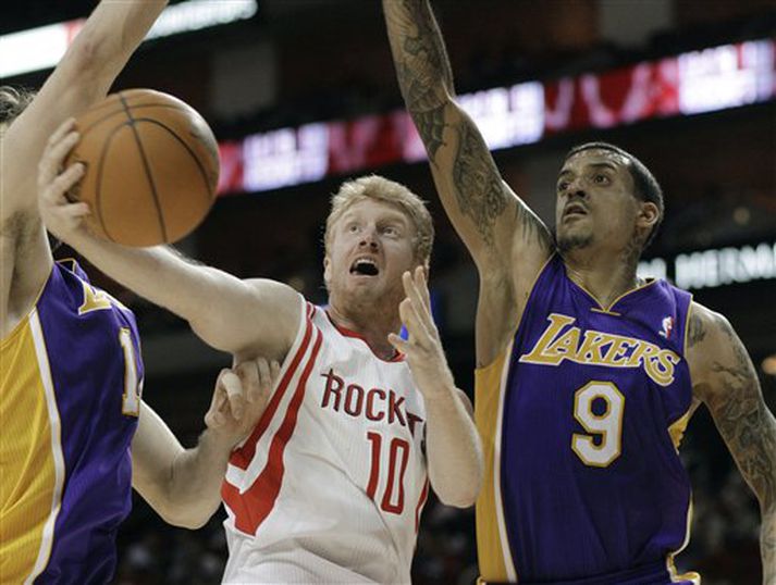 Chase Budinger leikmaður Houston í baráttunni gegn Pau Gasol og Matt Barnes