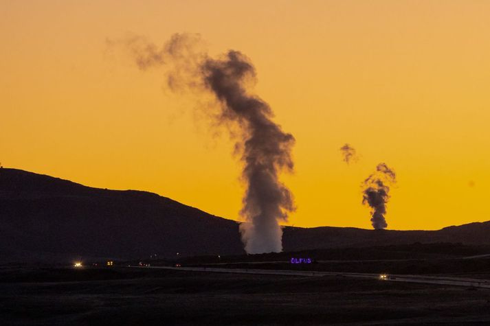 Gufustrókar frá Hellisheiðarvirkjun í morgunsárið.