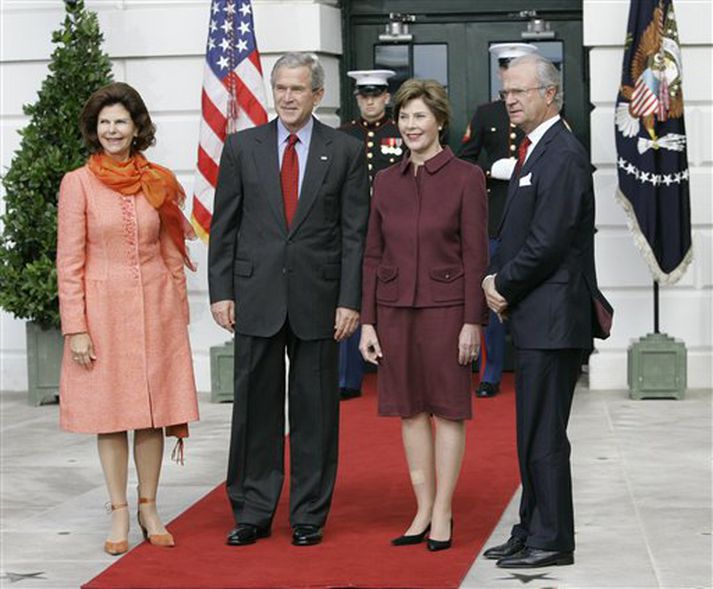 fv. Silvía, drottning Svíþjóðar, George W. Bush, Bandaríkjaforseti, Laura Bush, forsetafrú, og Karl Gústa XVI. Svíakonungur í Hvíta húsinu í Washington í dag.