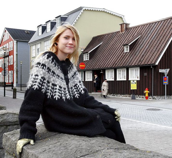 Hlakkar til Vera Sölvadóttir er einn stjórnenda Djöflaeyjunnar, sem hefur göngu sína á þriðjudag. Þetta er frumraun hennar í sjónvarpsþáttagerð.fréttablaðið/gva