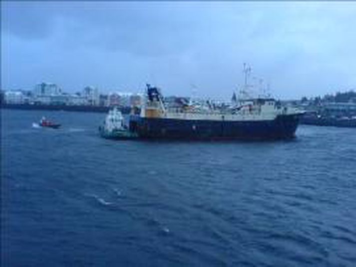 Skipið Ikkemut á strandstað í morgun