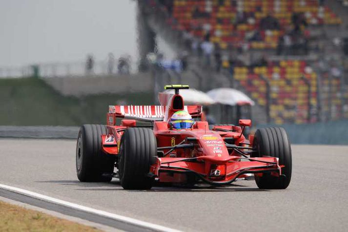 Felipe Massa er með besta meðatalið í tímatökum og ekur í nótt á brautinni í Sjanghæ í Kína.