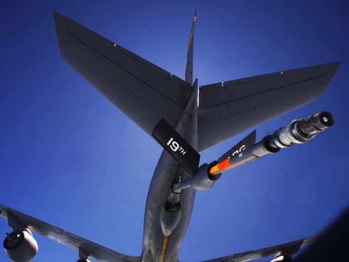 Eldsneytisflugvél KC-135 undirbýr að gefa B-52 sprengiflugvél eldsneyti á flugi.