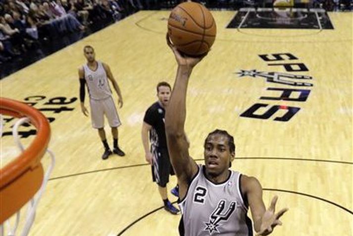 Kawhi Leonard átti fínan leik í nótt.