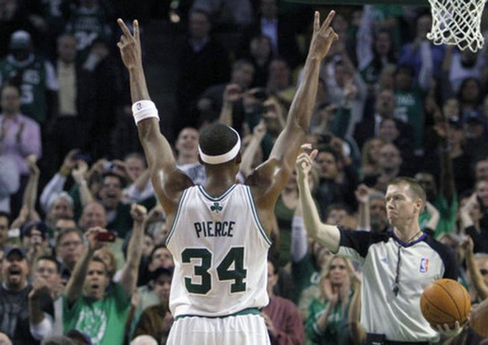 Paul Pierce fagnar eftir að hafa sett niður 20.000 stigið á ferlinum.