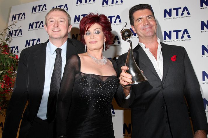 Louis Walsh, Sharon Osbourne og Cowell árið 2007.