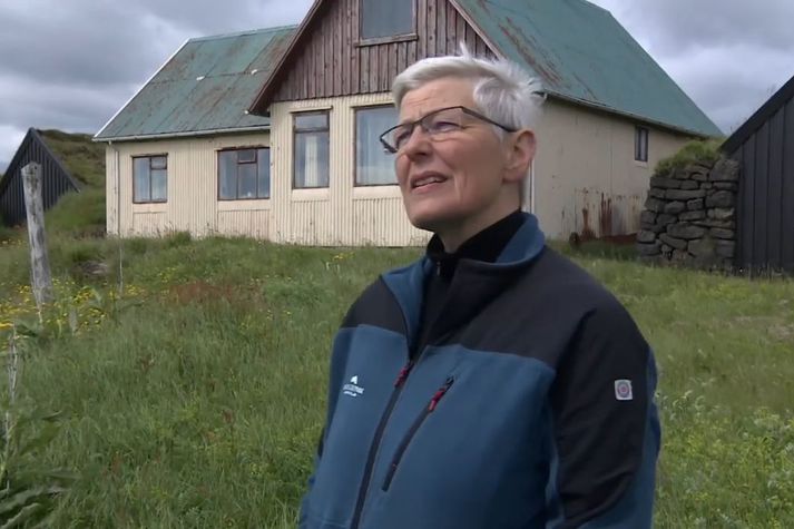 Vera Roth, verkefnastjóri Kirkjubæjarstofu, við bæinn að Hnausum í Meðallandi.