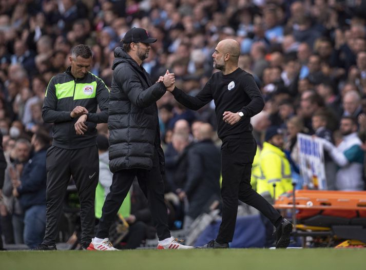 Pep Guardiola og Jurgen Klopp takast í hendur eftir leik. 