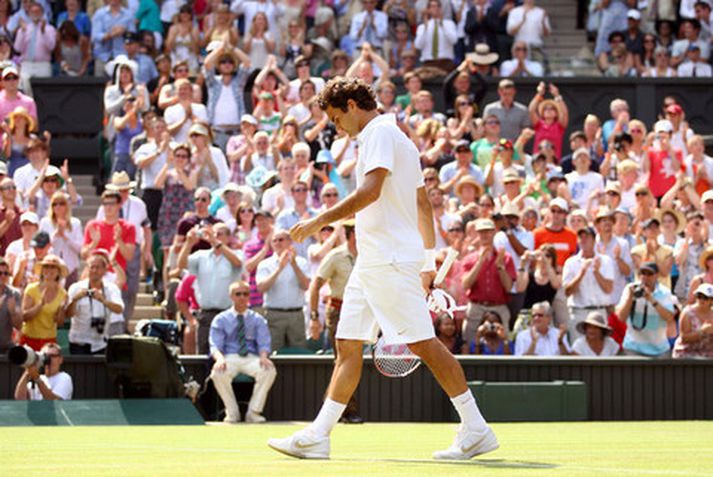 Federer gengur niðurlútur af velli í dag.
