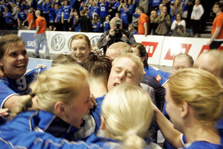 Einar Jónsson, fagnar í leikslok ásamt leikmönnum Fram.