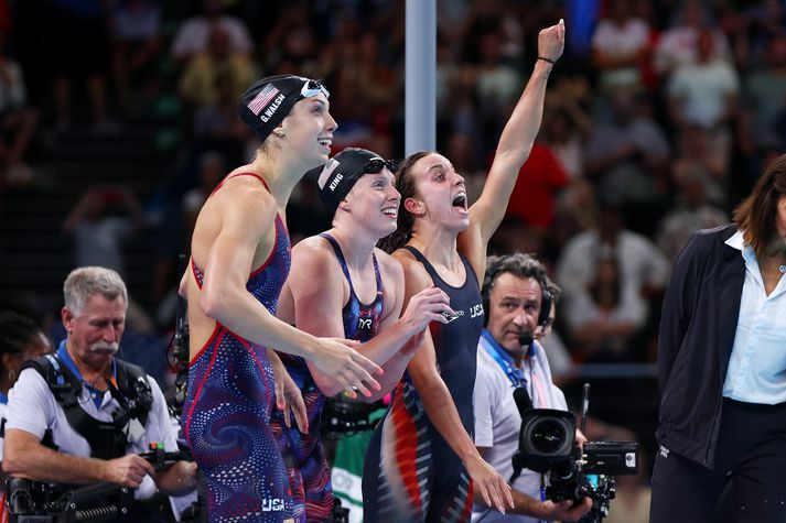 Regan Smith, Lilly King og Gretchen Walsh fagna gullinu og heimsmetinu.