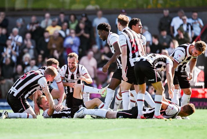 Leikmenn Grimsby Town fagna Jasoni Daða Svanþórssyni eftir að hann skoraði markið sitt.