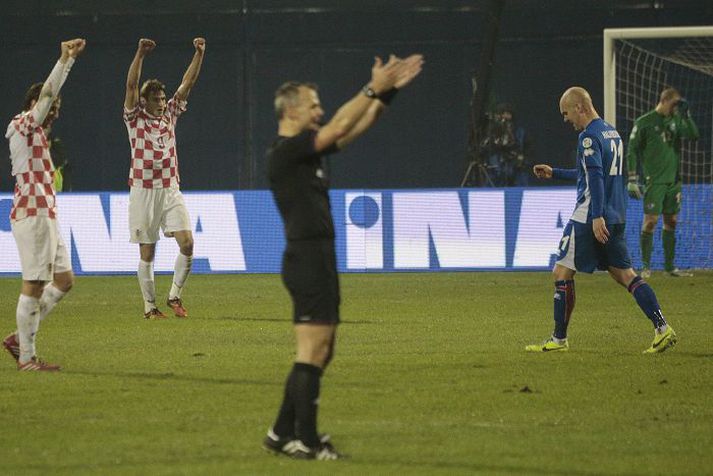 Hollenski dómarinn Björn Kuipers flautar hér til leiksloka í Zagreb þegar draumur Íslands um sæti í lokakeppni HM í Brasilíu var úti.