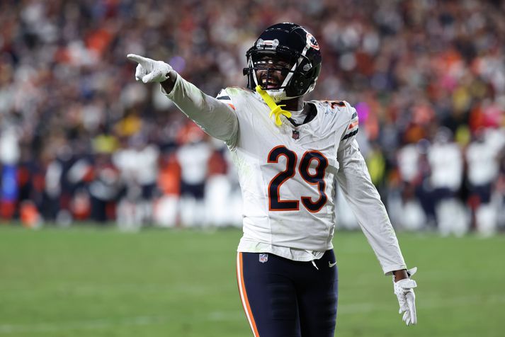 Tyrique Stevenson stríðir hér stuningsmönnum Washington Commanders en örskömmu síðar hafði hann klúðrað leiknum fyrir Chicago Bears.