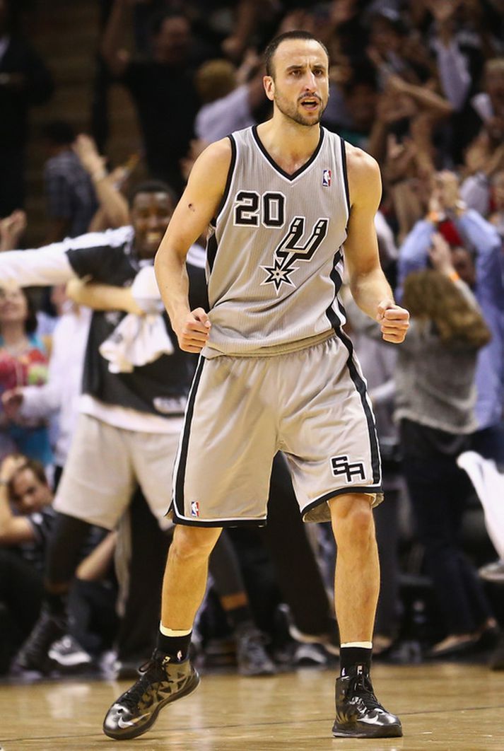 Ginobili fagnar í San Antonio í nótt.