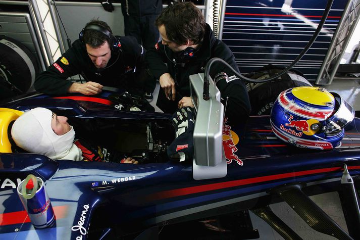 Webber ræðir við tæknimenn Red Bull á æfingum á Jerez brautinni.