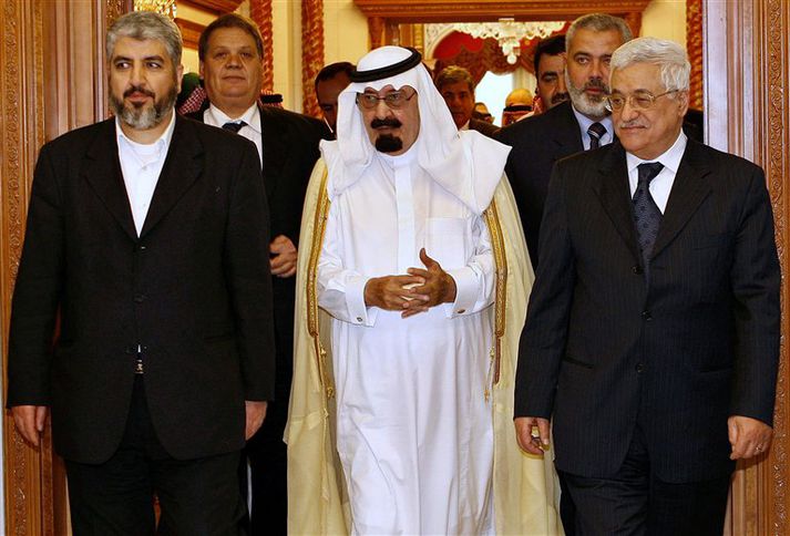 Abdullah, konungur Sádi-Arabíu, sést hér með Khaled Meshaal (t.v.), útlægum leiðtoga Hamas, og Mahmoud Abbas (t.h.), leiðtoga Fatah, í Mekka í dag.