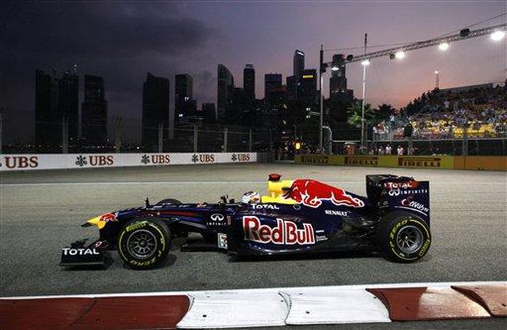 Sebastian Vettel á ferð á götubrautinni í Singapúr í dag, en hann ók á tveimur æfingum og náð besta tíma dagsins.