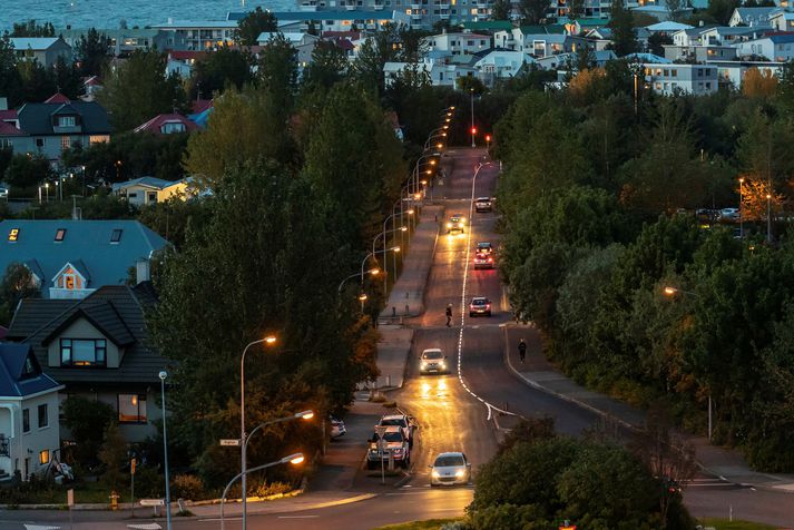 Börn og unglingar hafa safnast saman á kvöldin undanfarið á leikvöllum, svo sem á sparkvöllum og skólalóðum.