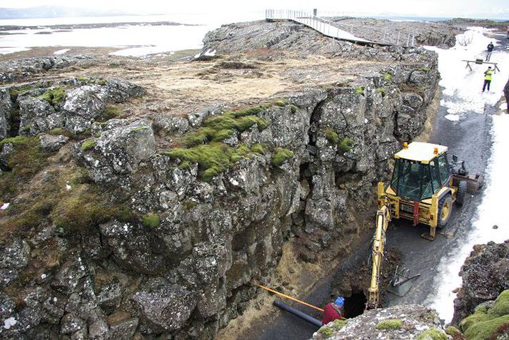 Almannagjá og hakið Mikil hola opnaðist á stígnum um Almannagjá. Undir er eins konar hellir, sem reyndist ná undir stíginn þar sem grafan stendur. Einar Sæmundsen, fræðslufulltrúi í þjóðgarðinum á Þingvöllum, stendur við opið. Mynd/Einar Sæmundsen