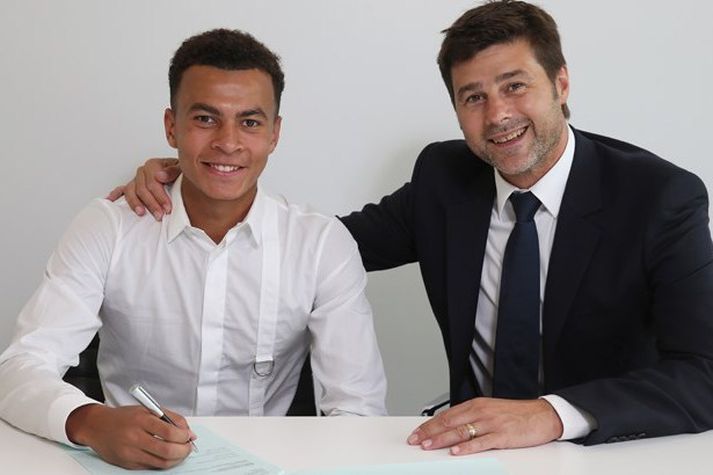 Dele Alli og Mauricio Pochettino kátir að krota.