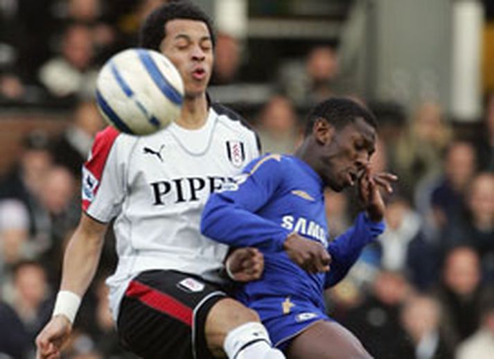 Shaun Wright Phillips og Liam Rosenior kljást um boltann í fyrri hálfleik. Mourinho tók Wright Phillips út af strax á 26. mínútu af taktískri ástæðu.