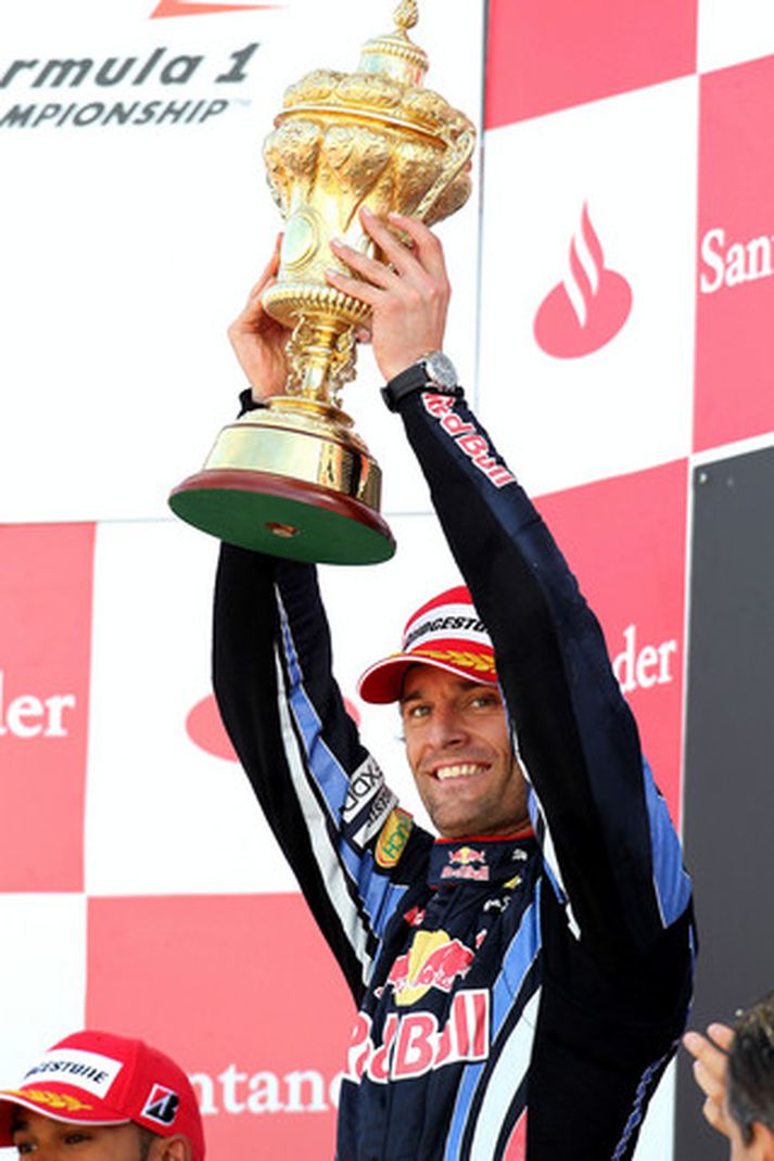 Mark Webber með sigurlaunin á Silverstone í dag.