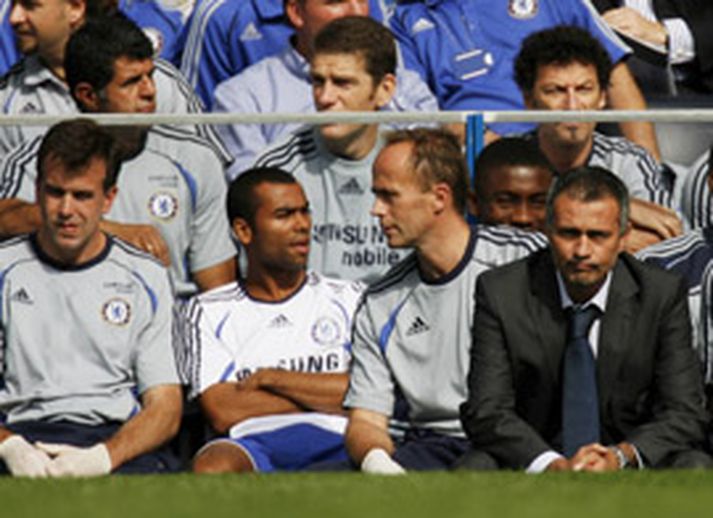 Ashley Cole byrjaði á bekknum hjá Chelsea í dag.