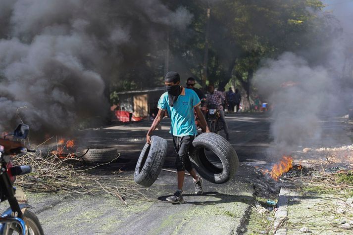 Íbúar Port-au-Prince vinna að því að reisa vegartálma til að halda aftur af þungvopnuðum glæpamönnum.