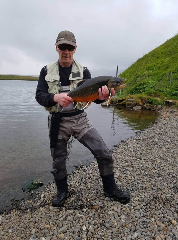 Guðjón Þór Þórarinsson með bleikjuna sem hann fékk við Úfljótsvatn.