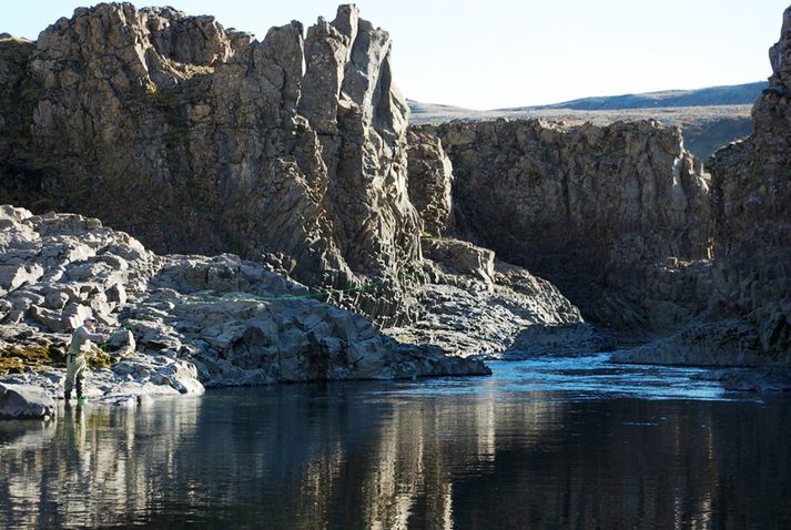 Veiðmaður kastar flugu á svæði IV í Stóru Laxá.