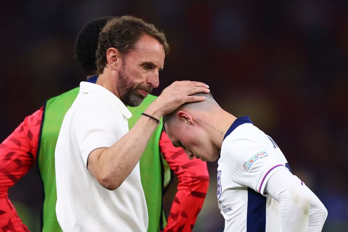 Gareth Southgate hughreystir Phil Foden eftir úrslitaleik EM þar sem England tapaði fyrir Spáni.