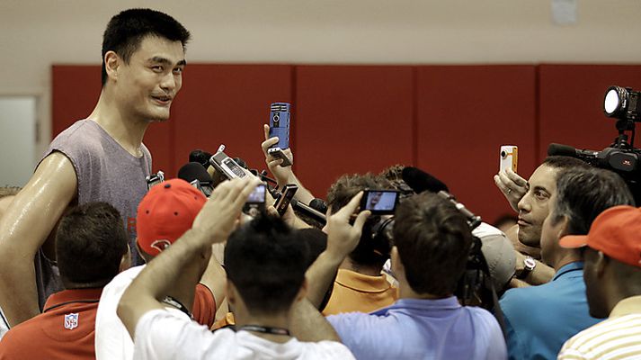 Yao Ming ræðir hér við fréttamenn á æfingu hjá Houston.