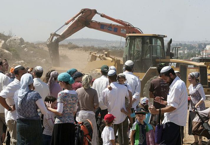 deilur Ísraelskir landtökumenn hafa komið sér fyrir á svæðum Palestínumanna og reist þar byggðir í stórum stíl, með hervernd frá Ísrael.nordicphotos/AFP