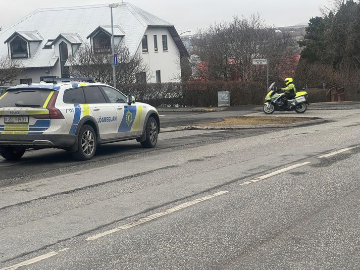 Umfangsmiklar lögregluaðgerðir teygðu sig yfir í Kópavog í dag, þegar maður var handtekinn eftir eftirför lögreglu.