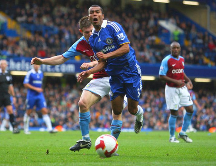 Ashley Cole í leik með Chelsea í haust.