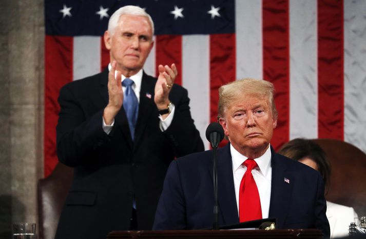 Donald Trump í fulltrúadeildinni í nótt. Mike Pence, varaforseti, stendur fyrir aftan forsetann og klappar fyrir honum.