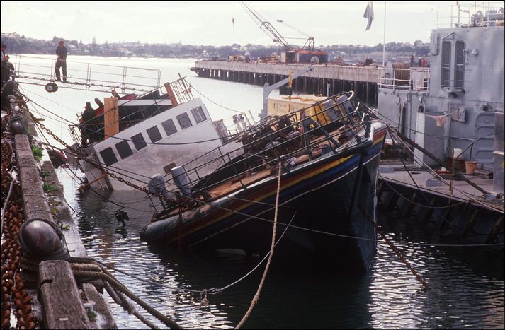 Rainbow Warrior í höfninni í Aukland.