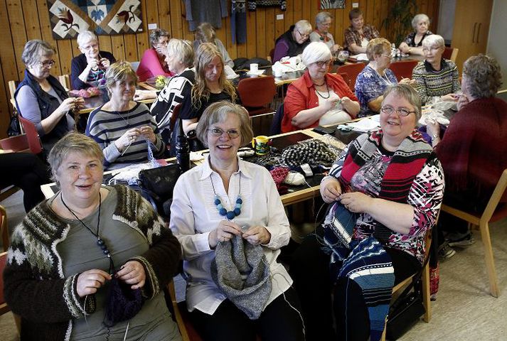 Einn hluti af Félagsstarfinu er Prjónakaffið. Þá hittast fimmtíu konur og taka til prjónanna. Hér eru fremstar í flokki Jóna, Sigrún og Ása Hildur sem verða með handverk sitt til sölu á markaðnum.