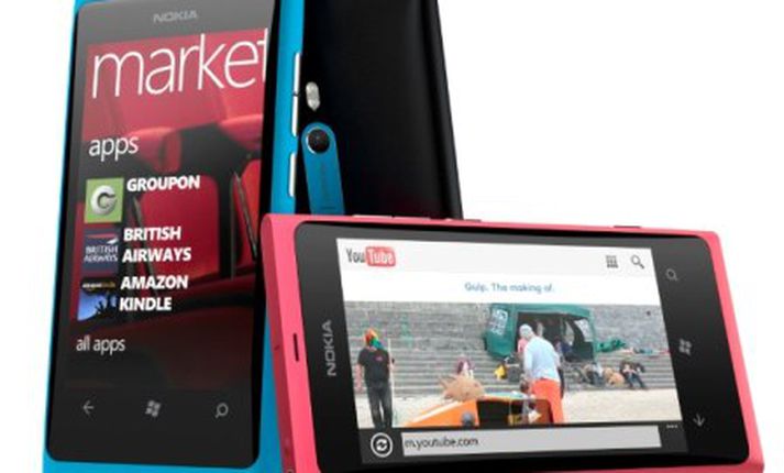 Nokia Lumia 800 er knúinn af nýjasta stýrikerfi Microsoft.