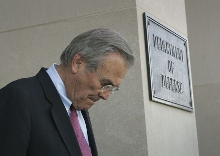 Donald Rumsfeld Varnarmálaráðherrann er umdeildur, ekki síst nú þegar stríðið í Írak virðist ætla að kosta repúblikana þingmeirihluta í kosingunum í næstu viku.