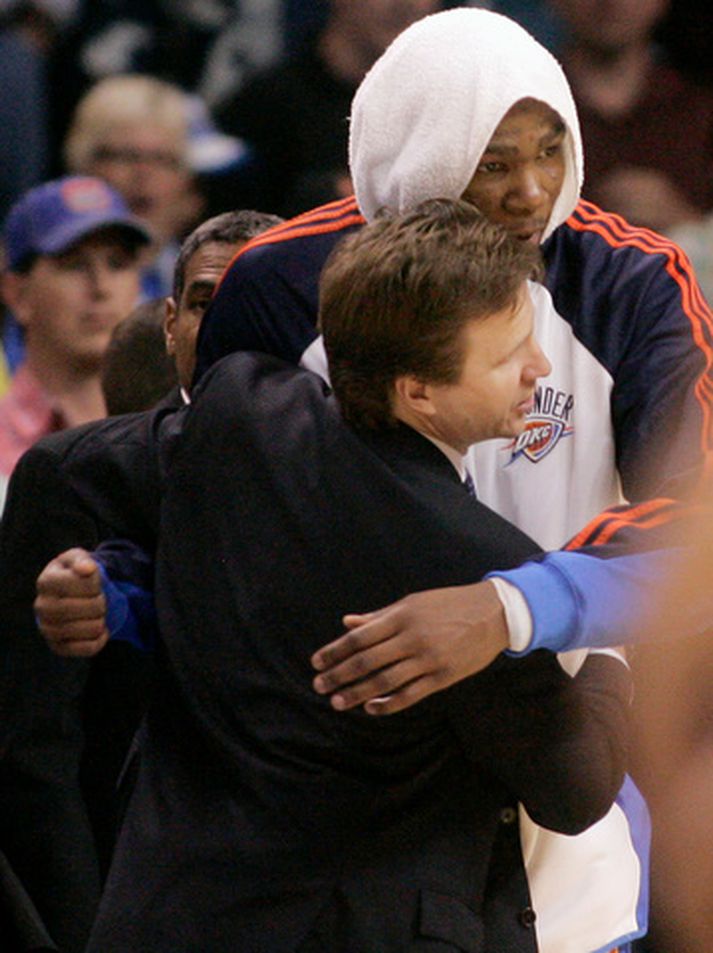 Scott Brooks, þjálfari Oklahoma City Thunder með stigakónginum Kevin Durant