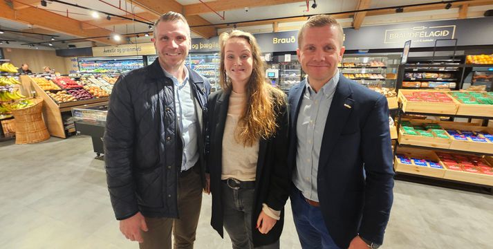 Bragi Bjarnason, bæjarstjóri í Árborg mætti í nýju verslunina og bauð forsvarsmenn hennar velkomna með verslunina á Selfoss. Hann er hér til vinstri með þeim Gunni Líf Gunnarsdóttur, framkvæmdastjóra verslunar- og mannauðssviðs Samkaupa og Gunnari Agli Sigurðssyni, forstjóra Samkaupa.