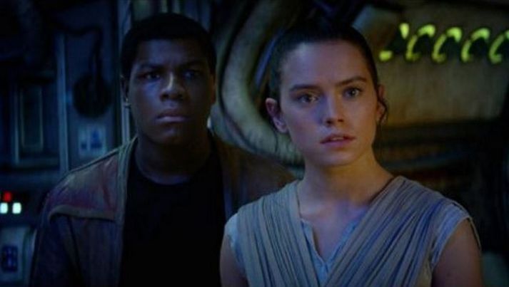 Flestir af helstu leikurum The Force Awakens, þeirra á meðal nýliðarnir Daisy Ridley og John Boyega, snúa aftur í nýju myndinni.